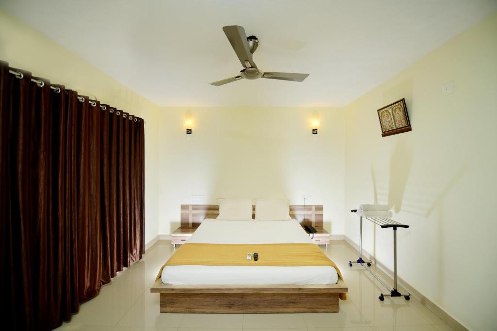 Standard Double Room with Fan room at Shesha Kuteera